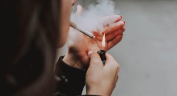 Prohíben fumar en espacios públicos