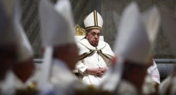 Papa Francisco ausente en servicio del Viernes Santo por motivos de salud: un mensaje de reflexión y solidaridad