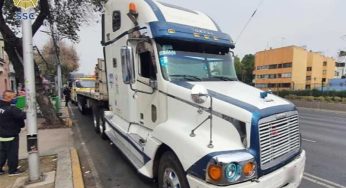 Dos policías fueron arrestados en persecución de trailer en Neza