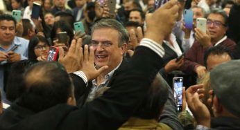 Ebrard toma protesta a sus representantes en el país