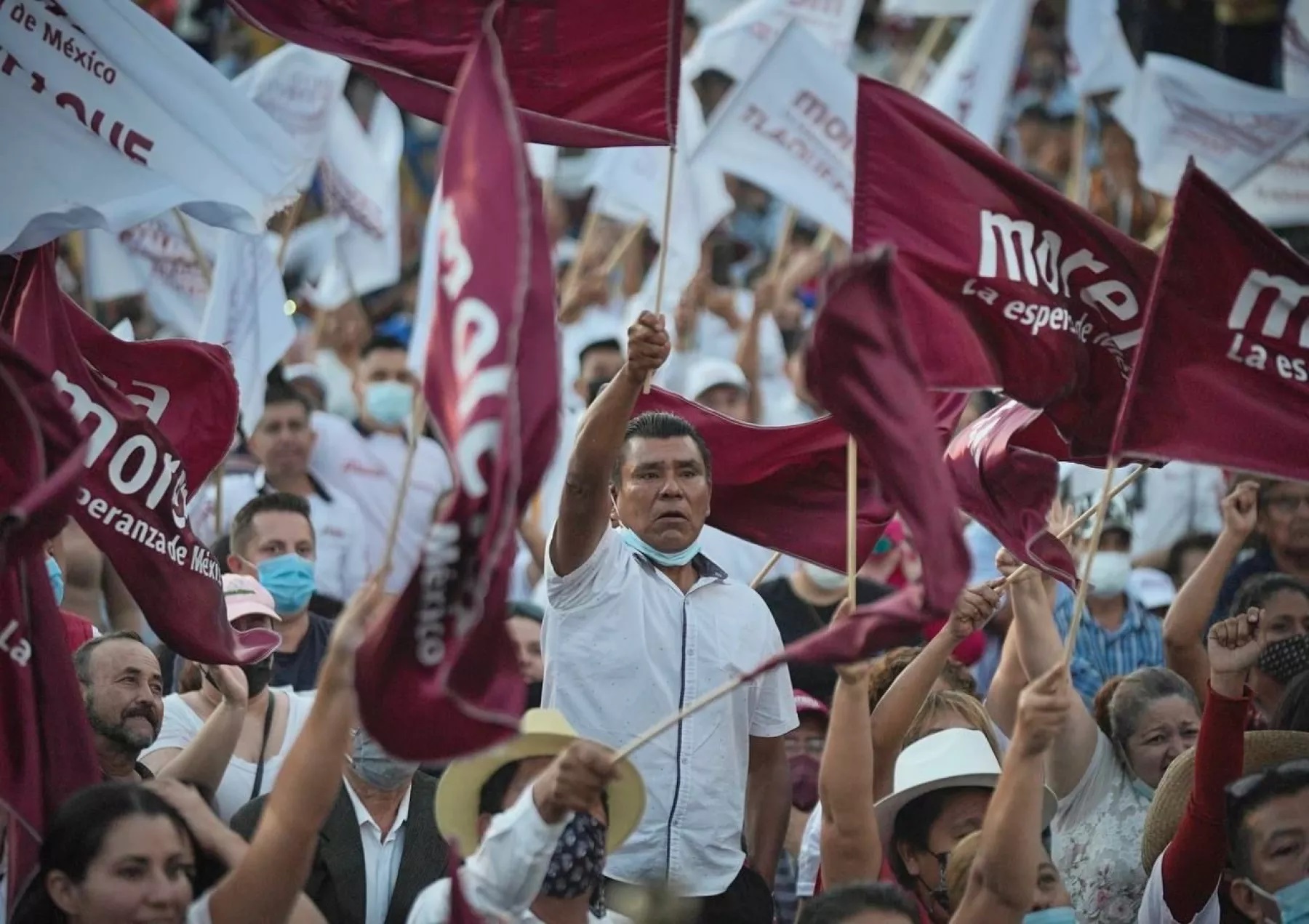Los aspirantes a la candidatura presidencial de Morena firmaron su registro oficial este viernes 16 de junio